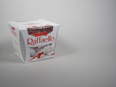 ALBA, İTALYA 20 ARALIK 2024 Ferrero Raffaello 'nun beyaz pralinaları