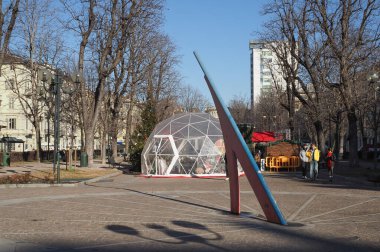 TURIN, İtalya - 30 ARALIK 2024: Piazza Solferino Meydanı 'nda güneş saati