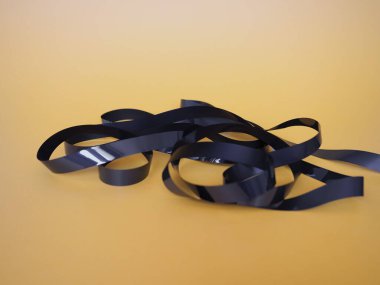 bir vhs video kasetinden karışık manyetik bant