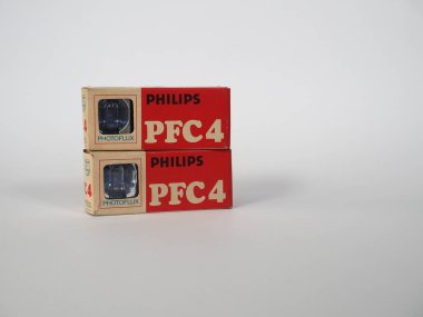 AMSTERDAM, NETHERLANDS - 11 ARALIK 2024 Philips PFC4 fotoflux ampul flaşı