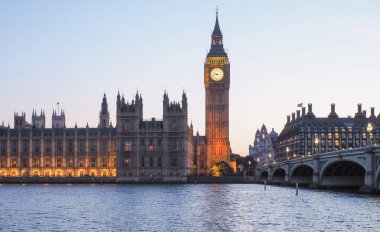 Parlamento binaları namı diğer Westminster Sarayı gece Londra, İngiltere 'de.