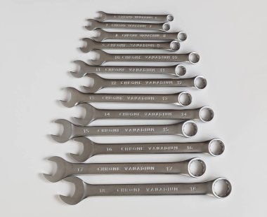 Bir dizi krom vanadyum çelik anahtarlar bir sürü farklı boyutlarda anahtarlar.