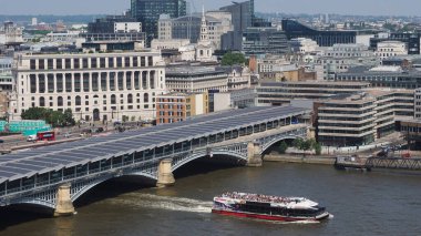 Thames Nehri 'nin panoramik görüntüsü İngiltere' nin Güney Şeria 'sından