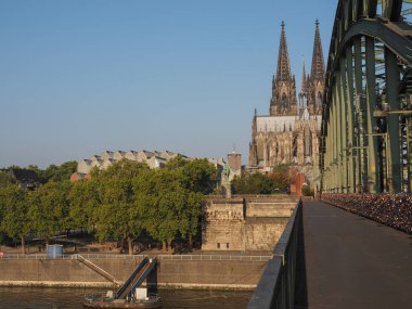 Hohenzollernbruecke (Hohenzollern Köprüsü anlamına gelir) Koeln, Almanya'da Rhein nehri nden geçerek