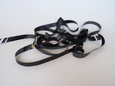 bir vhs video kasetinden karışık manyetik bant