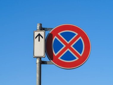 Park yeri yoktur ve hiçbir durdurma trafik işaretleri