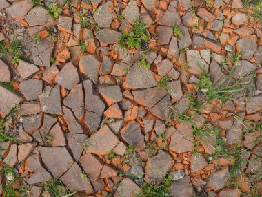 Çatlak çatı kiremitlerinin endüstriyel tuğla tuğla enkazı arka plan olarak kullanışlı