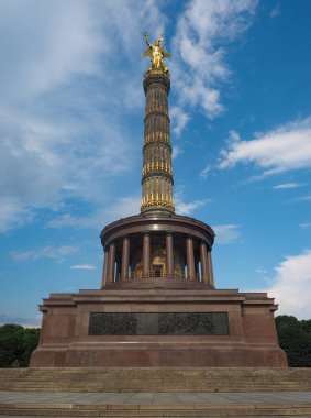 Melek heykeli, nam-ı diğer Siegessaeule. Almanya, Berlin 'deki Tiergarten parkında Zafer Sütununun anlamı.