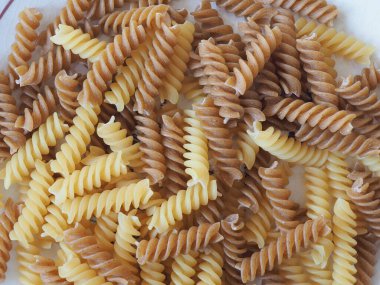Düzenli ve tam buğday fusilli makarna arkaplan olarak kullanışlıdır