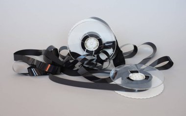bir vhs video kasetinden karışık manyetik bant