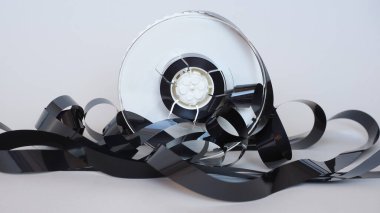 bir vhs video kasetinden karışık manyetik bant