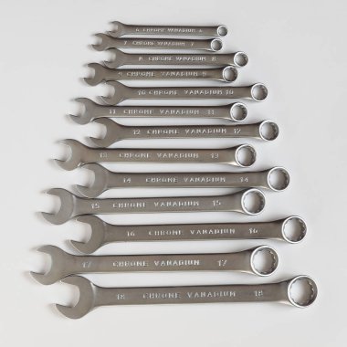 Bir dizi krom vanadyum çelik anahtarlar bir sürü farklı boyutlarda anahtarlar.