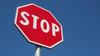 Uyarı işaretleri, mavi gökyüzü üzerinde trafik işareti durdurmak
