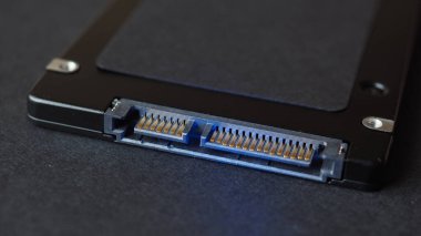 Modern bilgisayarlarda kullanılan Sata SSD Solid durum sürücüsü diski geleneksel HDD 'den daha hızlıdır