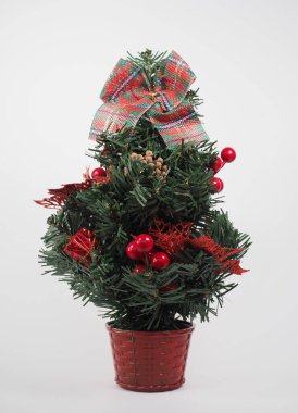 Açık gri bir arkaplanda noel ağacı