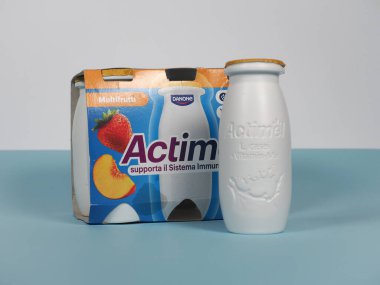MİLAN, İTALYA 23 Mart 2025 Danone Actimel Probiyotikleri