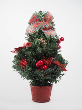 Açık gri bir arkaplanda noel ağacı