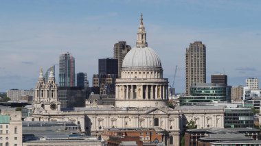 Londra şehrinin manzarası St Paul katedrali ile gökyüzü.