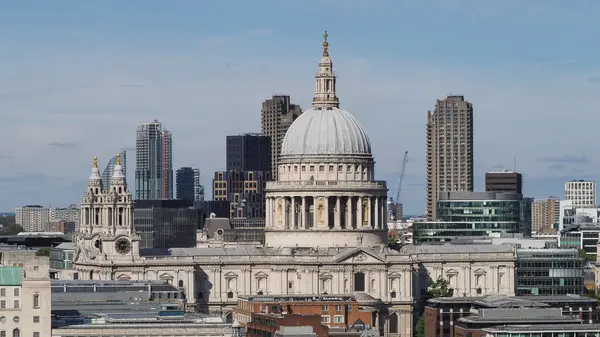 Londra şehrinin manzarası St Paul katedrali ile gökyüzü.