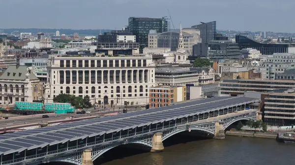 Thames Nehri 'nin panoramik görüntüsü İngiltere' nin Güney Şeria 'sından