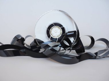 bir vhs video kasetinden karışık manyetik bant