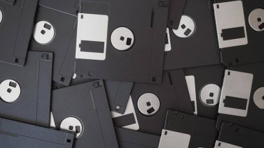 Kişisel bilgisayar veri depolama için birçok manyetik disk