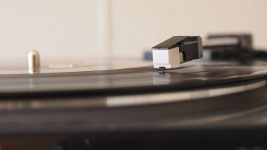 Bir pikap, iğne - siyah beyaz odak üstünde vinil plak