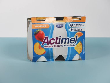 MİLAN, İTALYA 23 Mart 2025 Danone Actimel Probiyotikleri