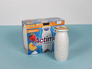 MİLAN, İTALYA 23 Mart 2025 Danone Actimel Probiyotikleri