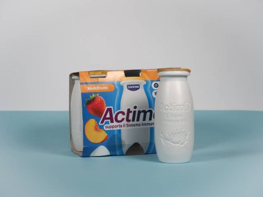 MİLAN, İTALYA 23 Mart 2025 Danone Actimel Probiyotikleri