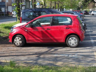 TURIN, İTALYA - Nisan 09, 2025: Kırmızı Volkswagen Eco Up araba
