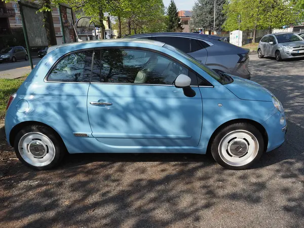 Turin, İtalya - Nisan 09, 2025: açık mavi Fiat 500 Spiaggina arabası