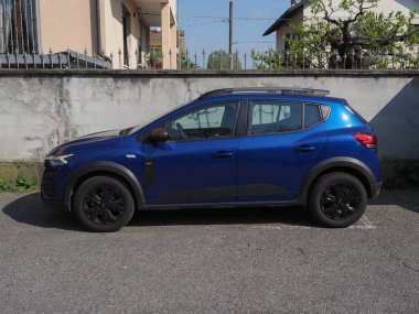TURIN, İTALYA - 09 Nisan 2025: Mavi Dacia Sandero arabası