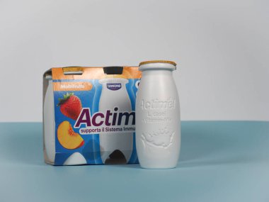 MİLAN, İTALYA 23 Mart 2025 Danone Actimel Probiyotikleri