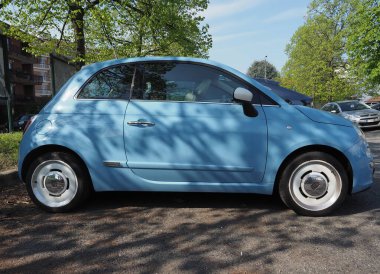 Turin, İtalya - Nisan 09, 2025: açık mavi Fiat 500 Spiaggina arabası