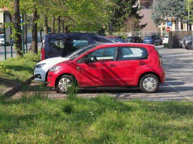 TURIN, İTALYA - Nisan 09, 2025: Kırmızı Volkswagen Eco Up araba