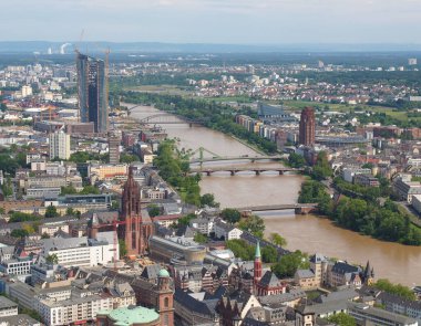 Frankfurt şehrinin hava manzarası Almanya 'nın ana caddesi.