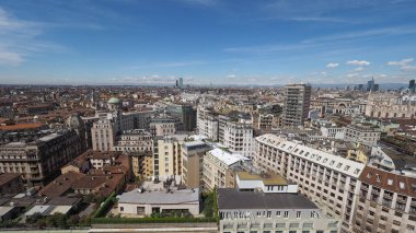 Milan, İtalya şehrin siluetinin havadan görünümü