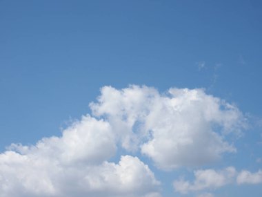 Arkaplan olarak kullanışlı bulutlu mavi gökyüzü