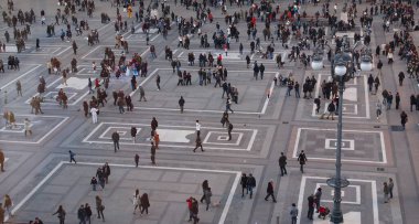 MILAN, İtalya - 23 Şubat 2014: Piazza Duomo Katedral Meydanı 'nda İnsanlar