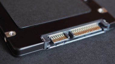 Modern bilgisayarlarda kullanılan Sata SSD Solid durum sürücüsü diski geleneksel HDD 'den daha hızlıdır