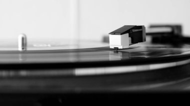 Bir pikap, iğne - siyah beyaz odak üstünde vinil plak