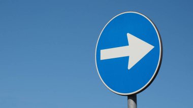 Düzenleyici işaretleri, devam üzerinde mavi gökyüzü ok trafik işareti tarafından gösterilen yönde