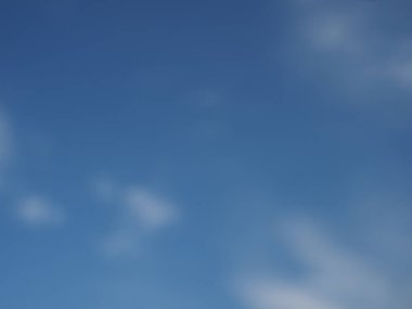 Odak dışı bulanık mavi gökyüzü bulutu arka plan olarak kullanışlı