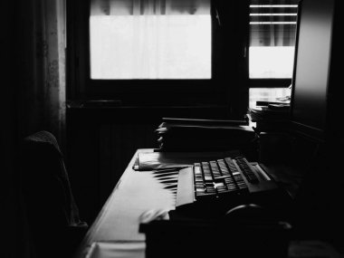 Siyah beyaz masaüstü bilgisayarı olan boş bir ofis