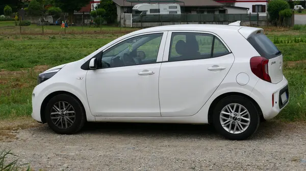 TURIN, İTALYA - HAZİRAN 02, 2025: beyaz Kia Picanto arabası