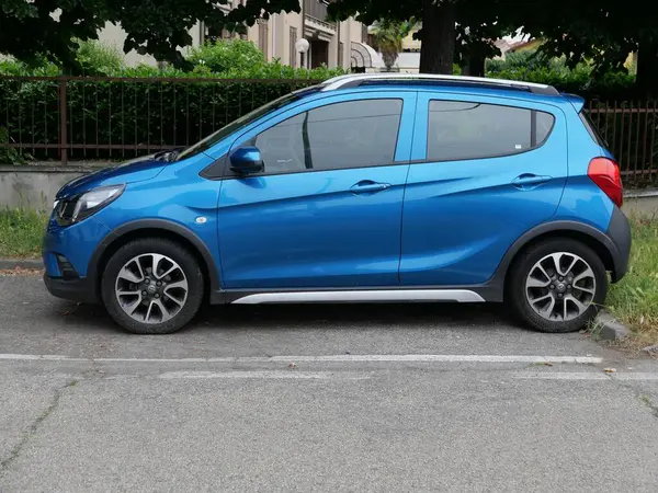 TURIN, İTALYA - HAZİRAN 02, 2025: Mavi Opel Karl arabası