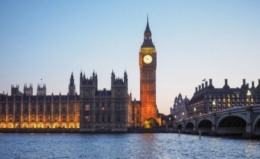 Parlamento binaları namı diğer Westminster Sarayı gece Londra, İngiltere 'de.