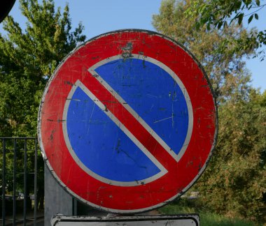 park yeri kırmızı ve mavi trafik işareti yok