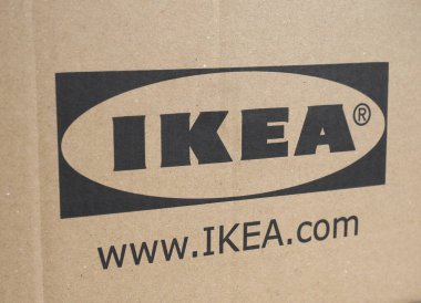 STOCKHOLM, SWEDEN - 05 Temmuz 2025: Karton bir kutunun üzerindeki Ikea logosu